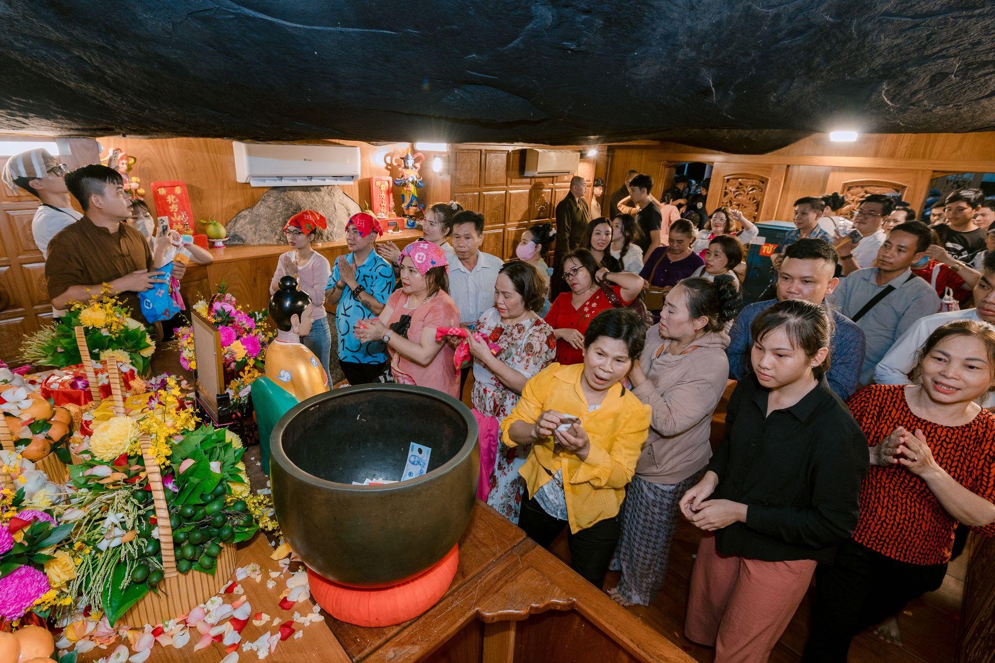 Tháng 6, núi Bà Đen tấp nập du khách đi Lễ vía Bà và tham dự chợ lá- Ảnh 2. Tháng 6, núi Bà Đen tấp nập du khách đi Lễ vía Bà và tham dự chợ lá- Ảnh 2.