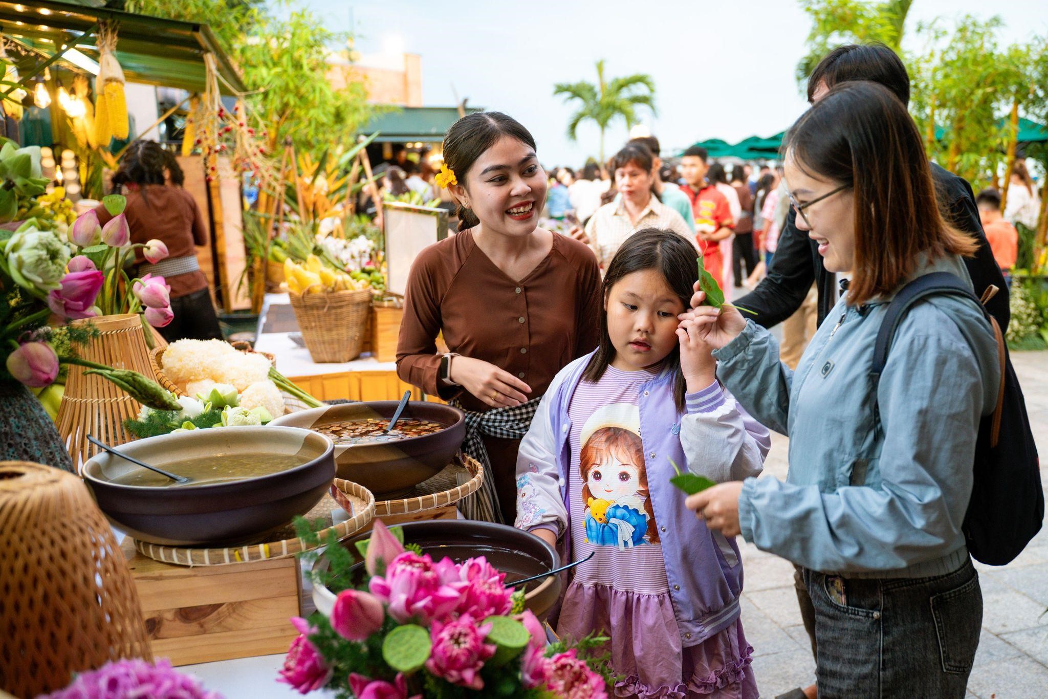 Tháng 6, núi Bà Đen tấp nập du khách đi Lễ vía Bà và tham dự chợ lá- Ảnh 6. Tháng 6, núi Bà Đen tấp nập du khách đi Lễ vía Bà và tham dự chợ lá- Ảnh 6.