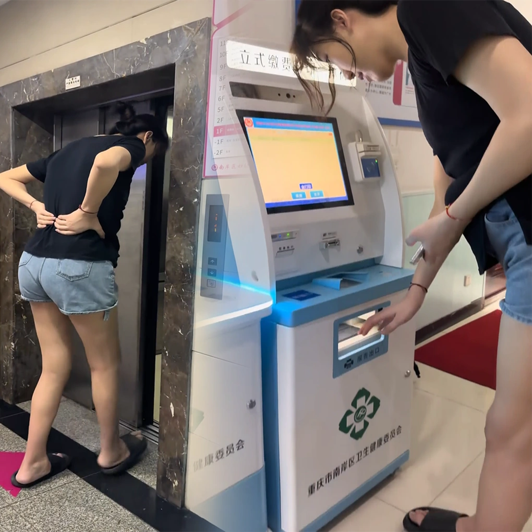 Chàng trai "tí hon" yêu say đắm cô gái "khổng lồ" cao 2m2, biết lý do ai cũng bất ngờ- Ảnh 4. Chàng trai "tí hon" yêu say đắm cô gái "khổng lồ" cao 2m2, biết lý do ai cũng bất ngờ- Ảnh 4.