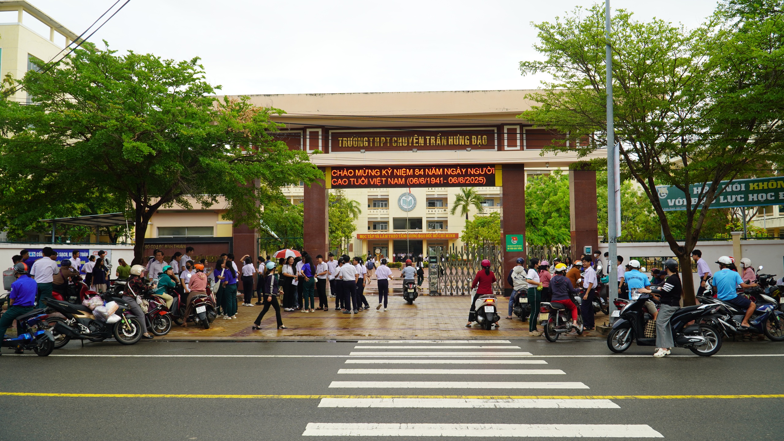 Thí sinh Bình Thuận tự tin bước vào kỳ thi tuyển sinh lớp 10- Ảnh 1. Thí sinh Bình Thuận tự tin bước vào kỳ thi tuyển sinh lớp 10- Ảnh 1.