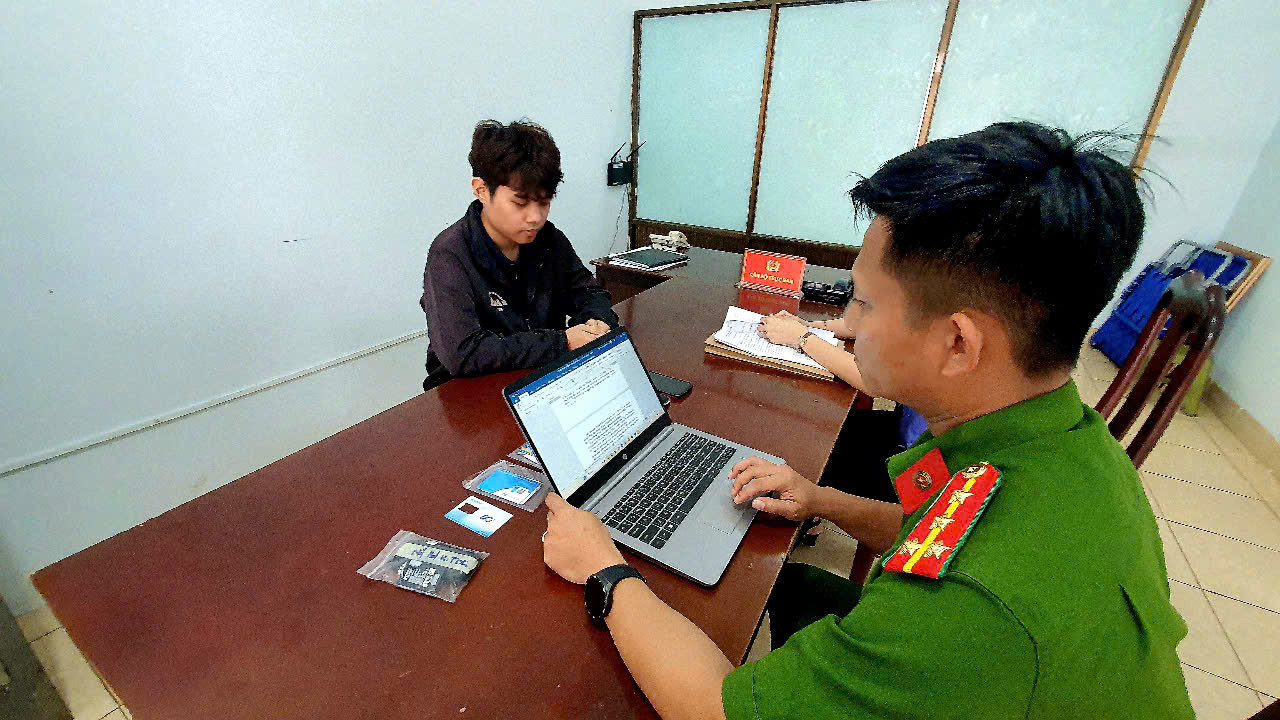 Bắt nam sinh viên lừa đảo tinh vi khiến 28 người sập bẫy mua xe ô tô cũ- Ảnh 1. Bắt nam sinh viên lừa đảo tinh vi khiến 28 người sập bẫy mua xe ô tô cũ- Ảnh 1.