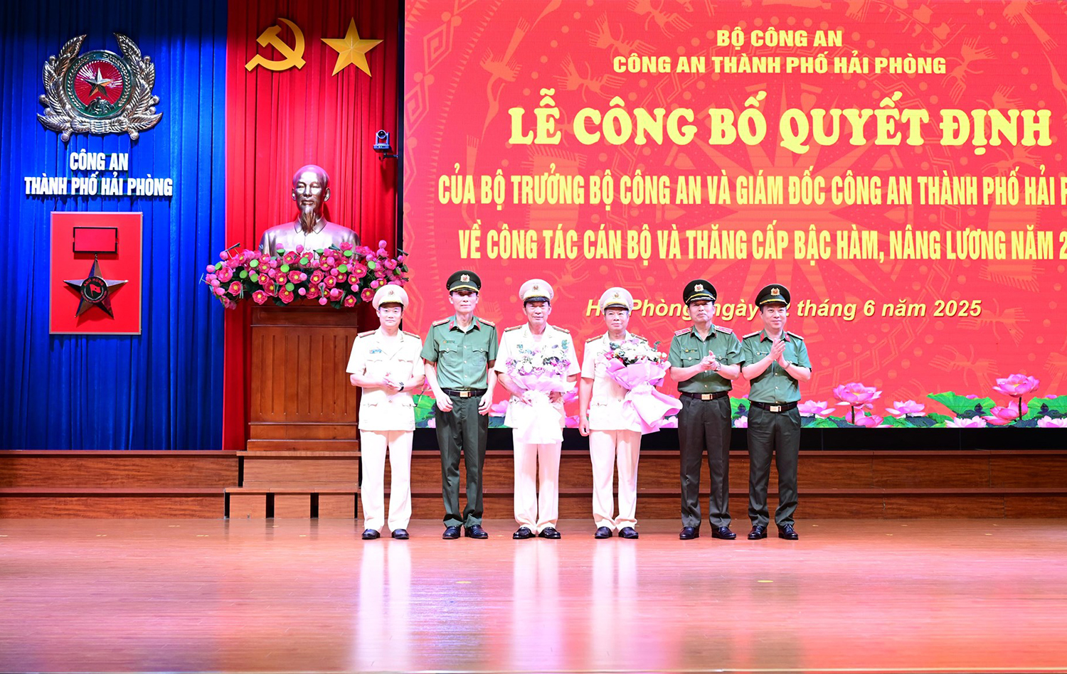 Hai Phó Giám đốc Công an Tp.Hải Phòng nhận quyết định nghỉ hưu- Ảnh 1. Hai Phó Giám đốc Công an Tp.Hải Phòng nhận quyết định nghỉ hưu- Ảnh 1.