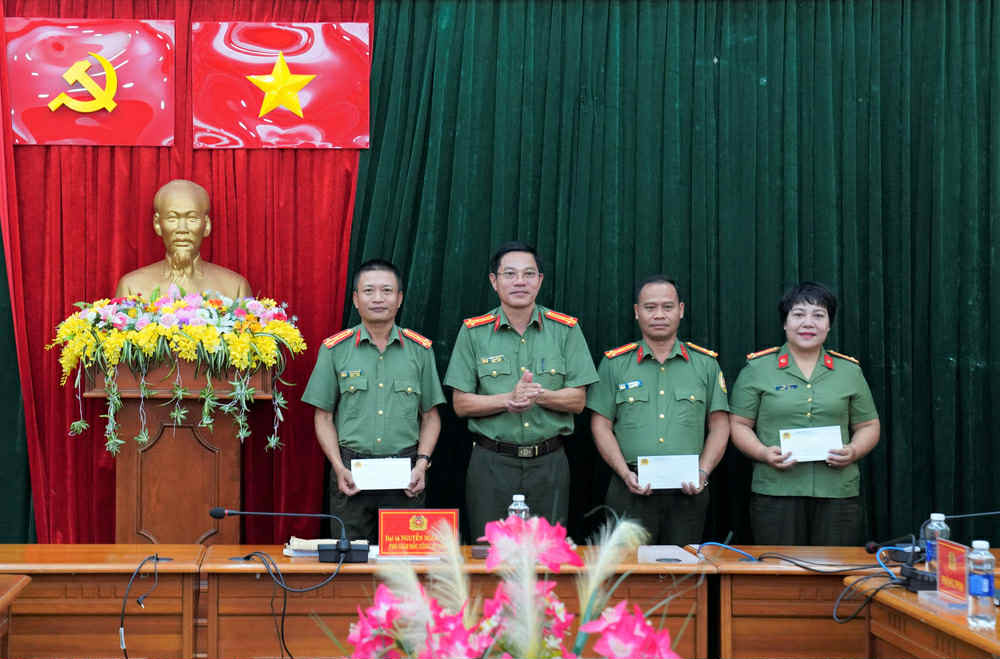 Triệt phá đường dây đưa người nước ngoài nhập cảnh Việt Nam trái phép - Ảnh 1.