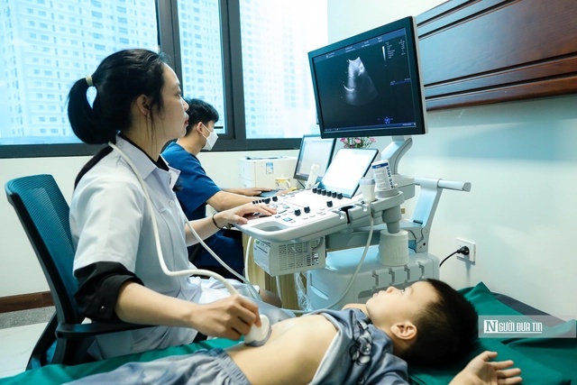 Đề nghị bệnh viện bố trí mái che, quạt chống nóng cho người bệnh- Ảnh 1. Đề nghị bệnh viện bố trí mái che, quạt chống nóng cho người bệnh- Ảnh 1.