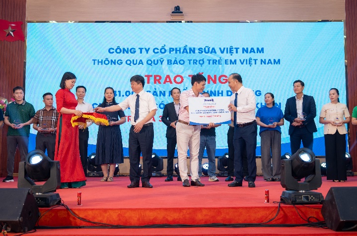 Gần 70.000 hộp sữa được trao tặng trẻ em khó khăn, khởi đầu “tháng của trẻ em” đầy ý nghĩa- Ảnh 1.