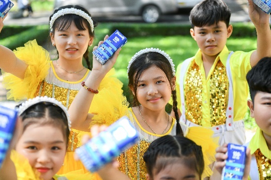 Gần 70.000 hộp sữa được trao tặng trẻ em khó khăn, khởi đầu “tháng của trẻ em” đầy ý nghĩa- Ảnh 6.