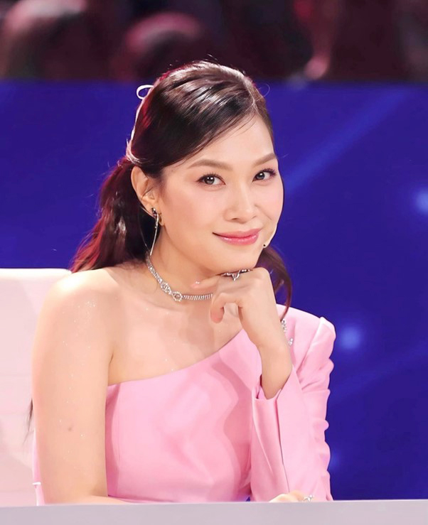 "Họa mi tóc nâu": Từ cô bé ôm đàn năm nào đến ngôi sao số một Vpop- Ảnh 9. "Họa mi tóc nâu": Từ cô bé ôm đàn năm nào đến ngôi sao số một Vpop- Ảnh 9.