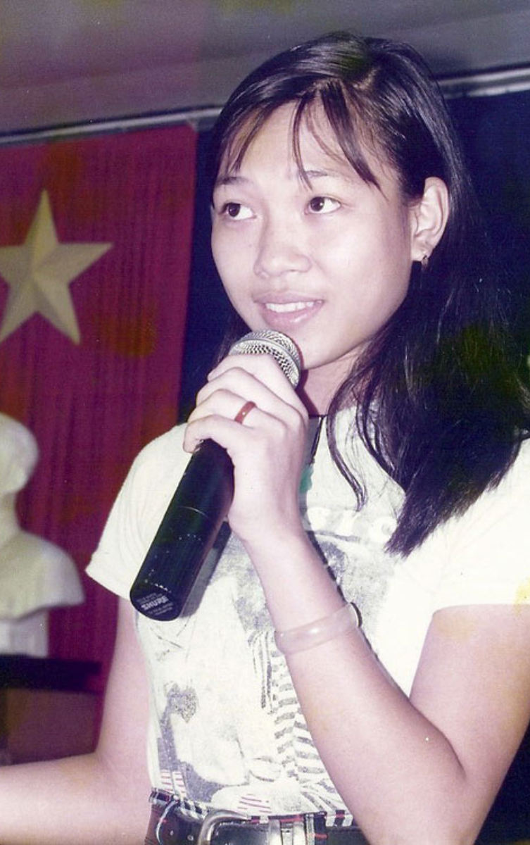 "Họa mi tóc nâu": Từ cô bé ôm đàn năm nào đến ngôi sao số một Vpop- Ảnh 2. "Họa mi tóc nâu": Từ cô bé ôm đàn năm nào đến ngôi sao số một Vpop- Ảnh 2.