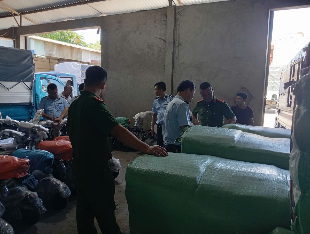 Nam Định: Phát hiện, tạm giữ lượng lớn hàng nhập lậu, không rõ nguồn gốc trên thị trường- Ảnh 1.
