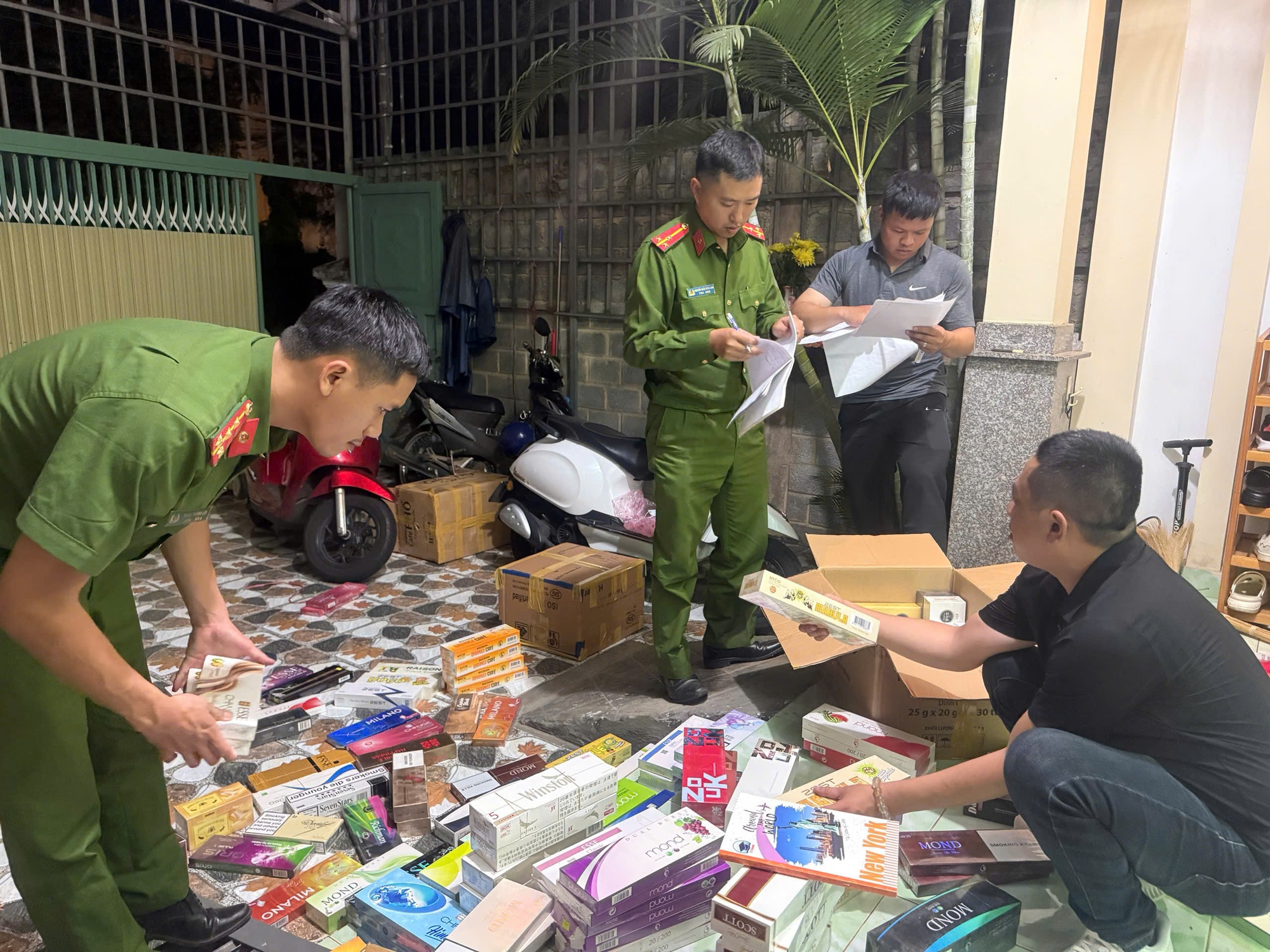 Triệt phá nhiều kho hàng lậu quy mô lớn tại Lâm Đồng- Ảnh 1. Triệt phá nhiều kho hàng lậu quy mô lớn tại Lâm Đồng- Ảnh 1.
