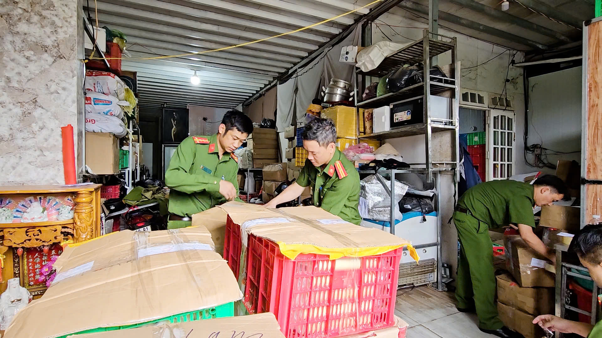 Triệt phá nhiều kho hàng lậu quy mô lớn tại Lâm Đồng- Ảnh 4. Triệt phá nhiều kho hàng lậu quy mô lớn tại Lâm Đồng- Ảnh 4.