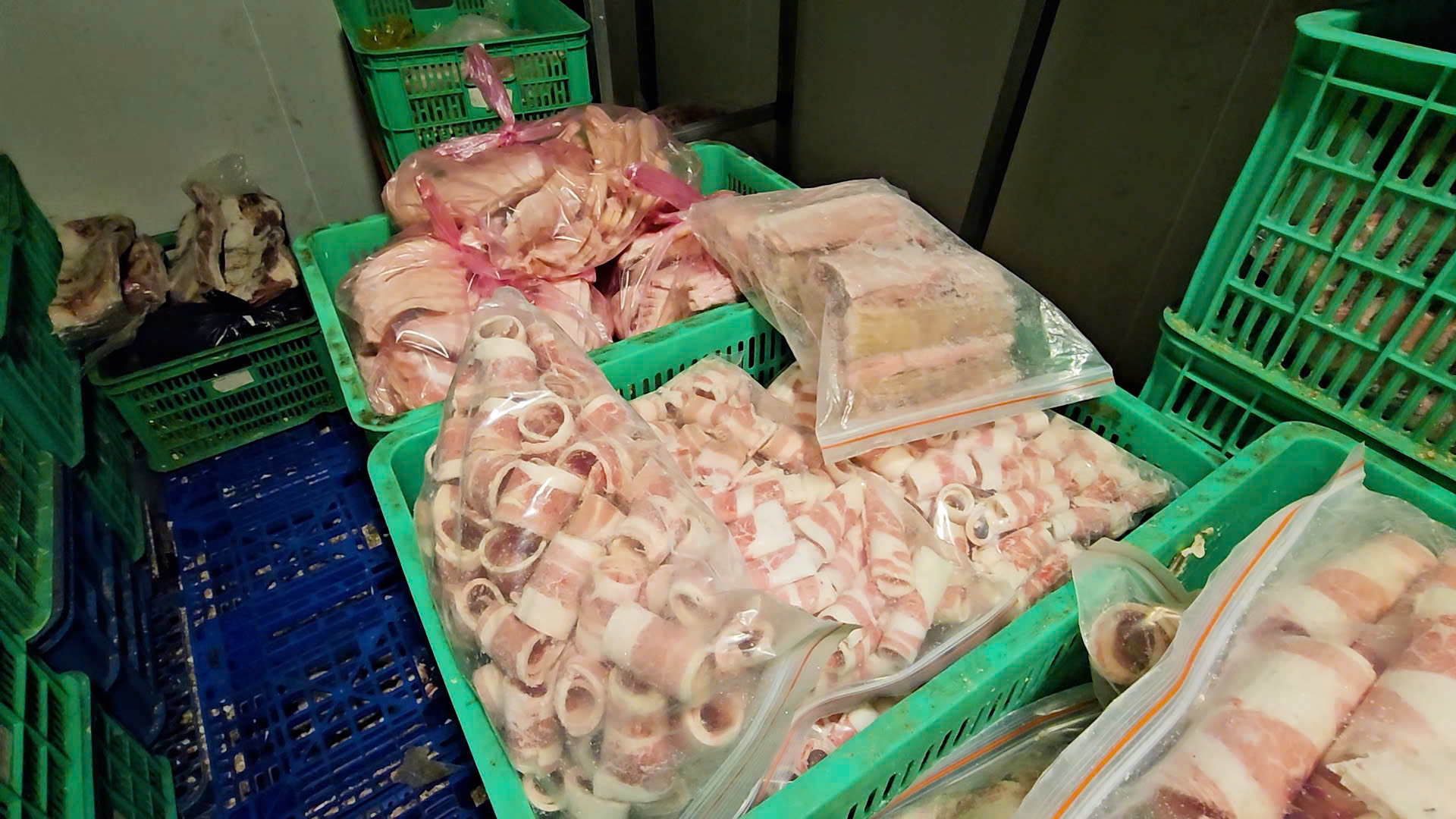 Triệt phá nhiều kho hàng lậu quy mô lớn tại Lâm Đồng- Ảnh 5. Triệt phá nhiều kho hàng lậu quy mô lớn tại Lâm Đồng- Ảnh 5.
