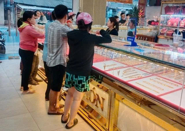 Cuộc chiến chống vàng lậu ở vùng biên – Kỳ 2: Những bàn tay ẩn mình sau đường dây vàng lậu- Ảnh 3. Cuộc chiến chống vàng lậu ở vùng biên – Kỳ 2: Những bàn tay ẩn mình sau đường dây vàng lậu- Ảnh 3.