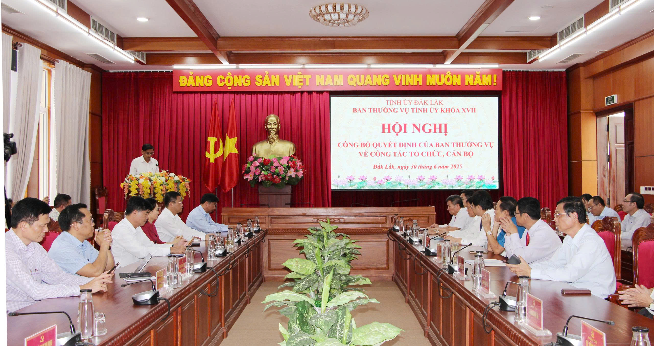 Phó Chủ tịch Thường trực UBND tỉnh Đắk Lắk và 13 cán bộ nghỉ hưu trước tuổi- Ảnh 1. Phó Chủ tịch Thường trực UBND tỉnh Đắk Lắk và 13 cán bộ nghỉ hưu trước tuổi- Ảnh 1.