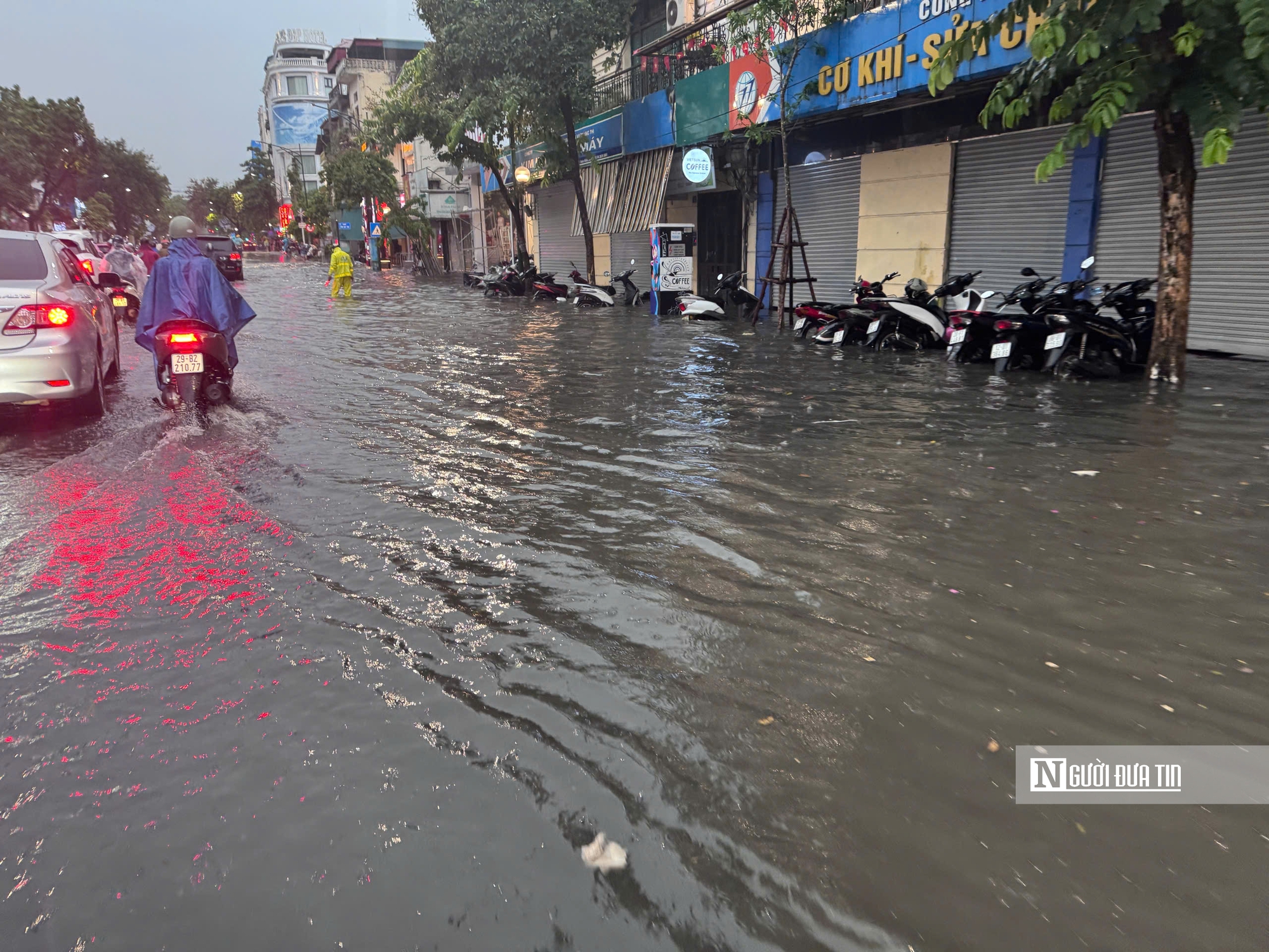 Hà Nội mưa dông mạnh, nhiều tuyến phố ngập úng nặng- Ảnh 1. Hà Nội mưa dông mạnh, nhiều tuyến phố ngập úng nặng- Ảnh 1.