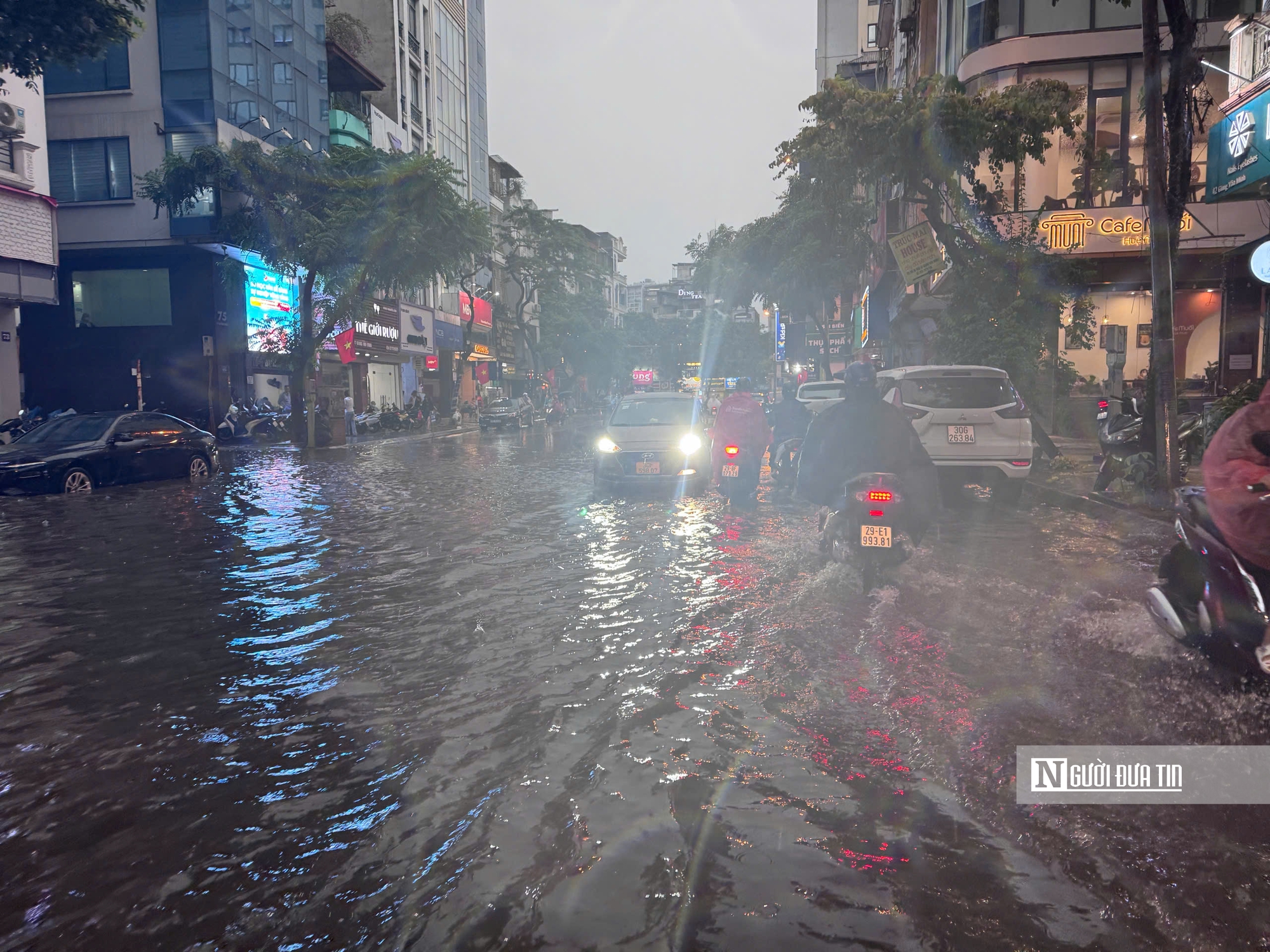 Hà Nội mưa dông mạnh, nhiều tuyến phố ngập úng nặng- Ảnh 3. Hà Nội mưa dông mạnh, nhiều tuyến phố ngập úng nặng- Ảnh 3.