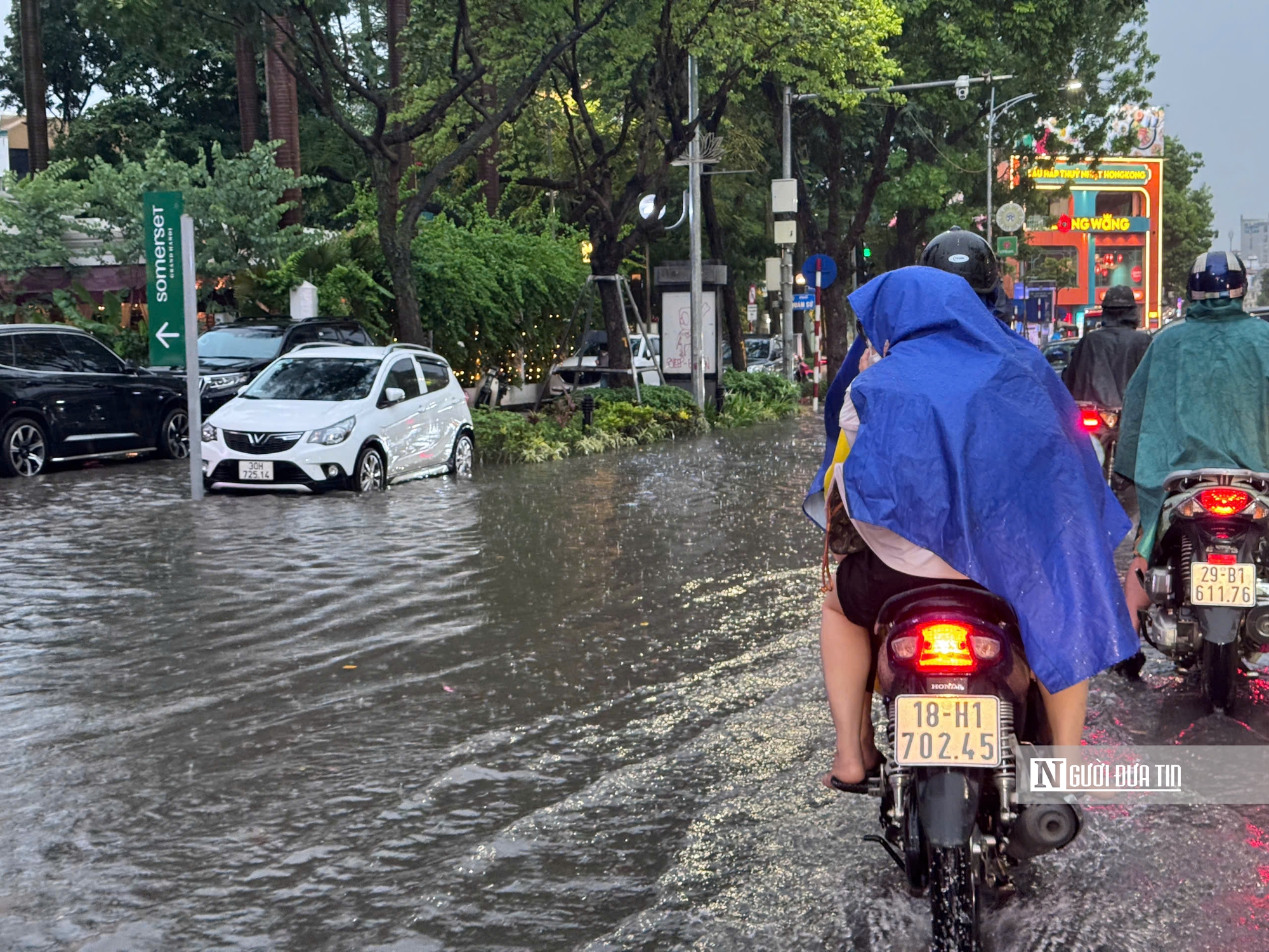 Hà Nội mưa dông mạnh, nhiều tuyến phố ngập úng nặng- Ảnh 4. Hà Nội mưa dông mạnh, nhiều tuyến phố ngập úng nặng- Ảnh 4.