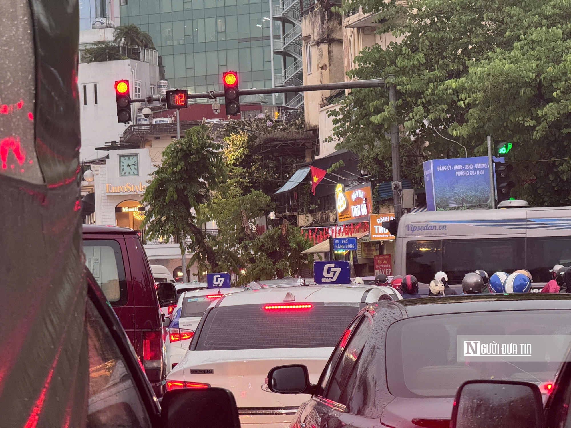 Hà Nội mưa dông mạnh, nhiều tuyến phố ngập úng nặng- Ảnh 5. Hà Nội mưa dông mạnh, nhiều tuyến phố ngập úng nặng- Ảnh 5.