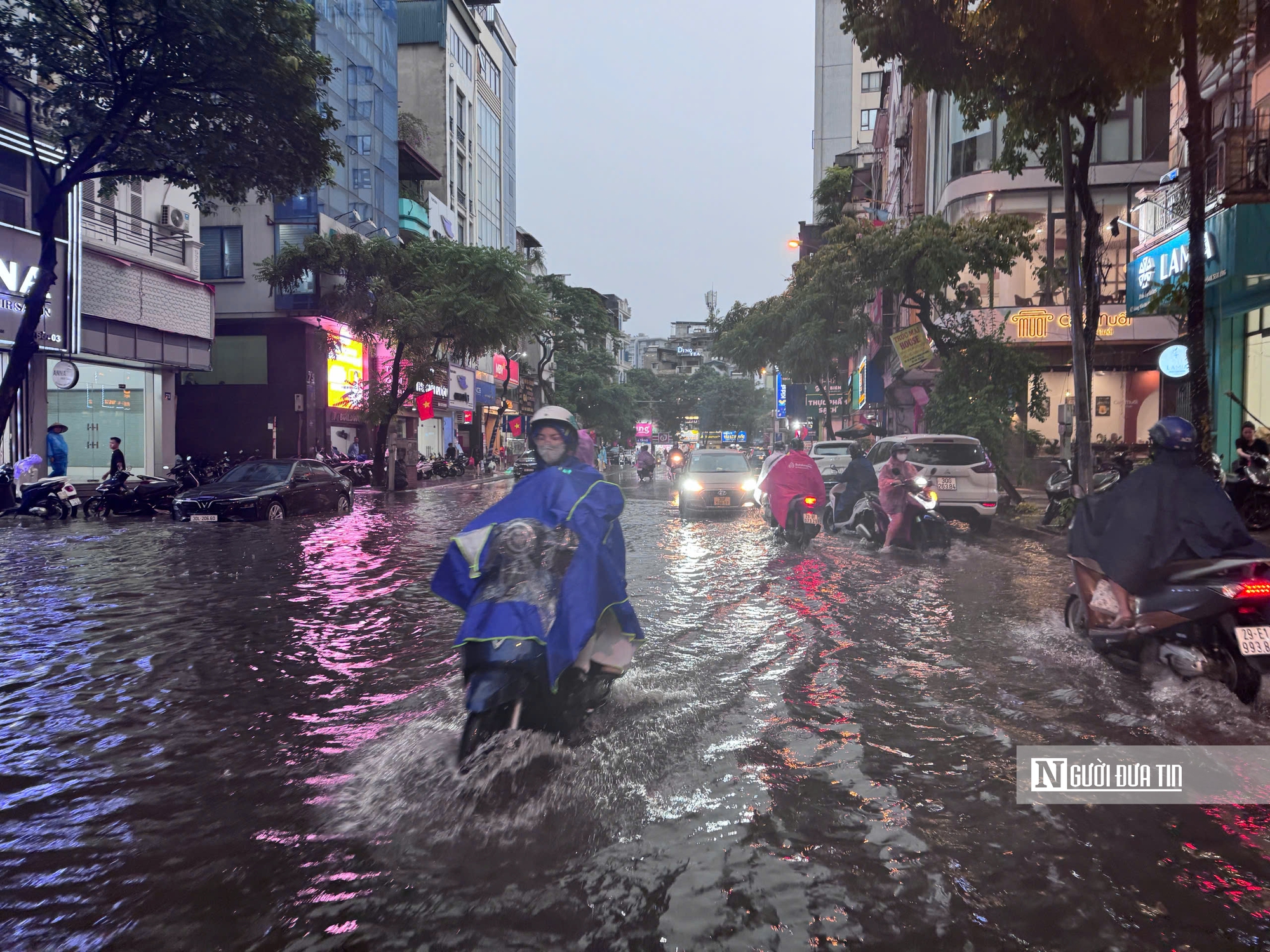Hà Nội mưa dông mạnh, nhiều tuyến phố ngập úng nặng- Ảnh 6. Hà Nội mưa dông mạnh, nhiều tuyến phố ngập úng nặng- Ảnh 6.