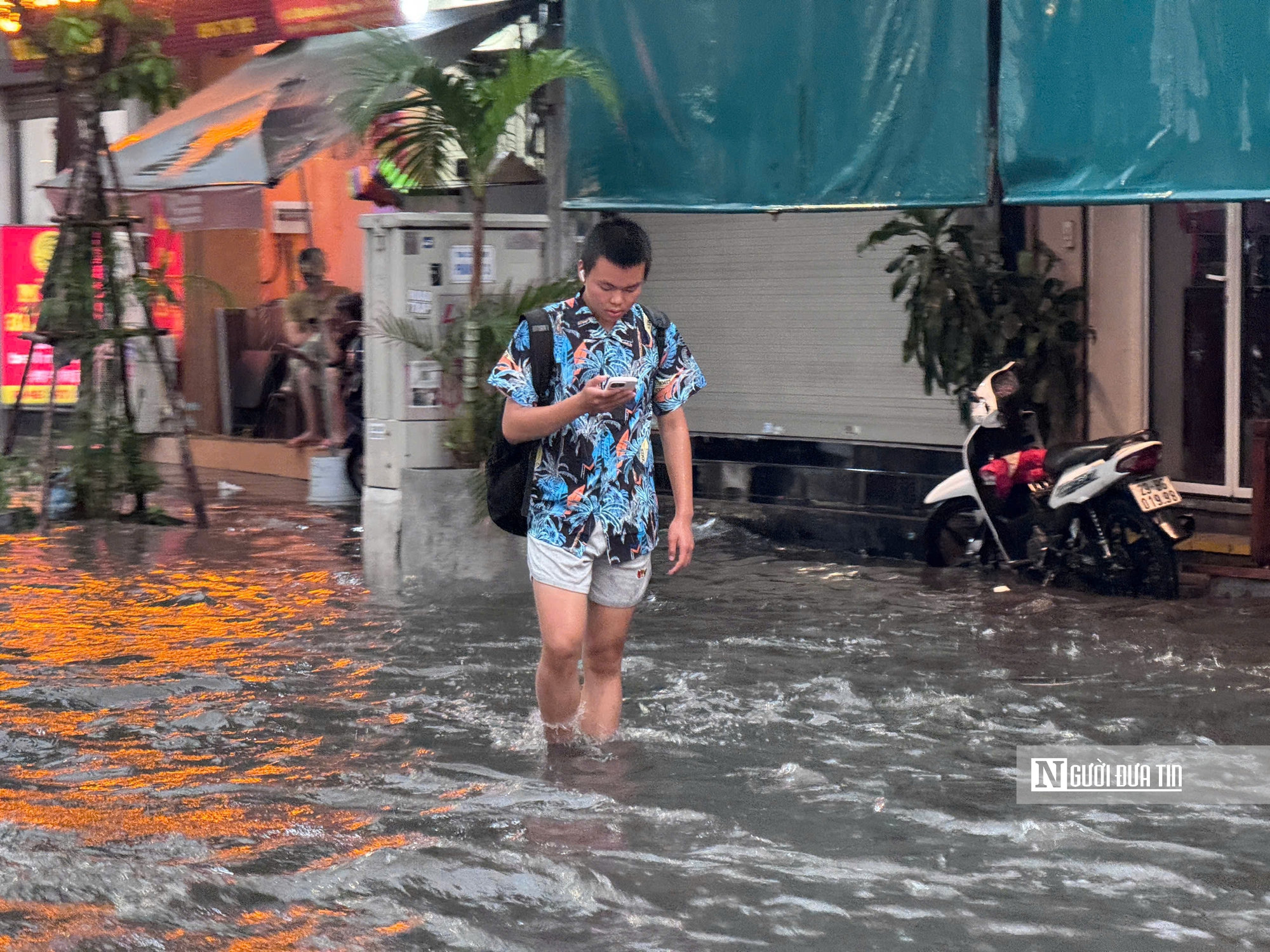 Hà Nội mưa dông mạnh, nhiều tuyến phố ngập úng nặng- Ảnh 9. Hà Nội mưa dông mạnh, nhiều tuyến phố ngập úng nặng- Ảnh 9.