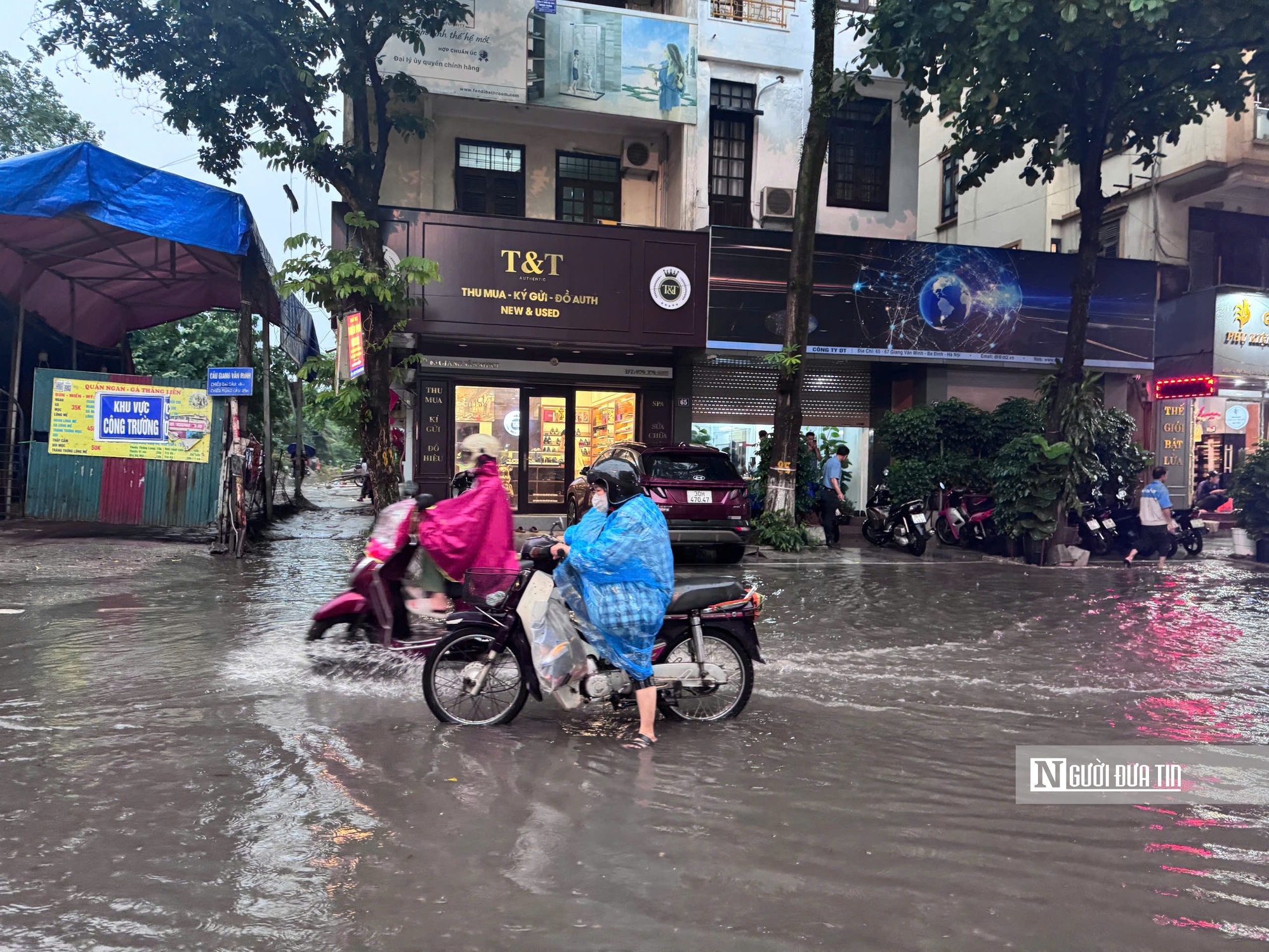 Hà Nội mưa dông mạnh, nhiều tuyến phố ngập úng nặng- Ảnh 10. Hà Nội mưa dông mạnh, nhiều tuyến phố ngập úng nặng- Ảnh 10.