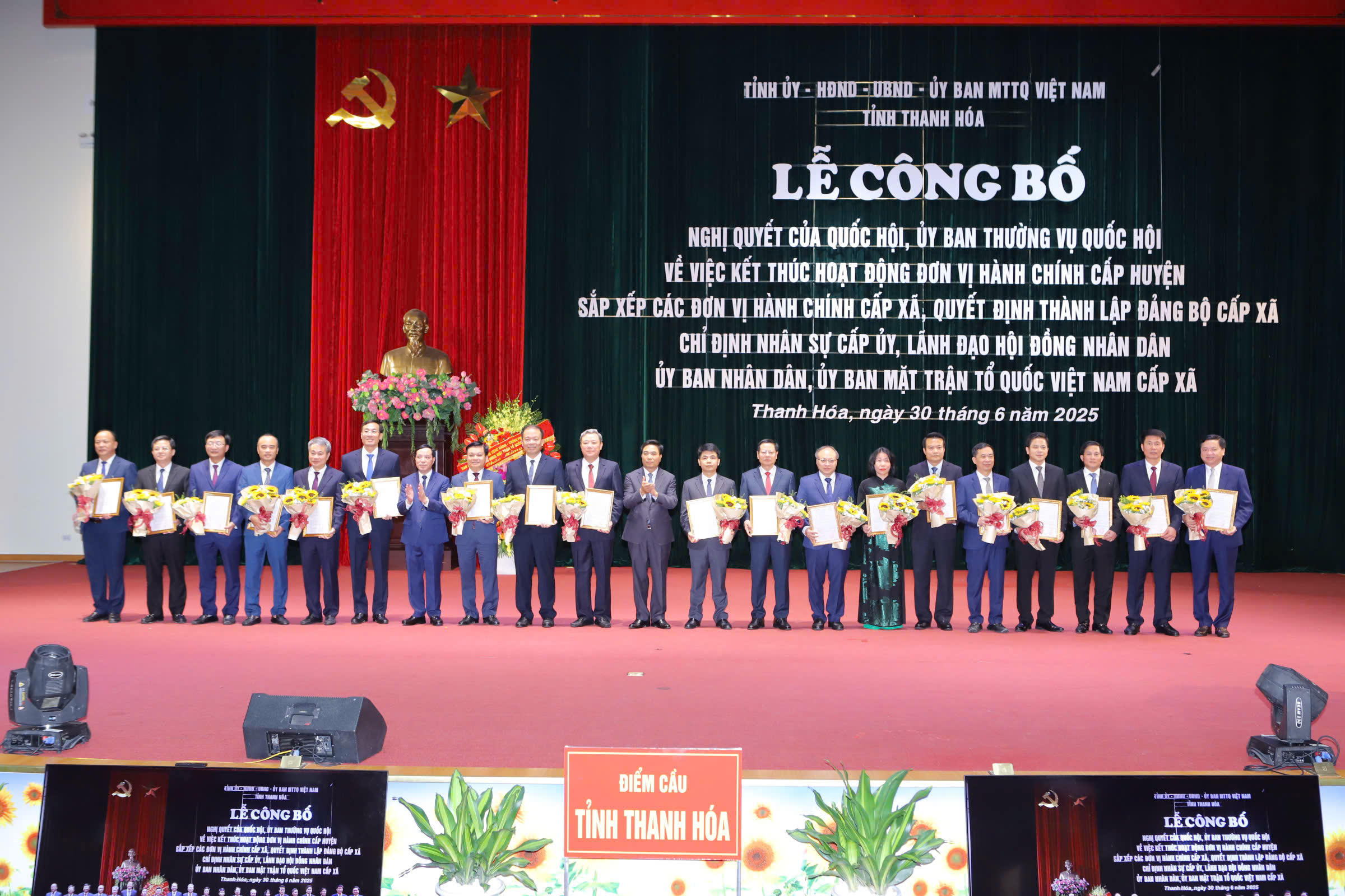 Phó giáo sư 36 tuổi và nhiều nguyên giám đốc sở làm bí thư Đảng ủy xã- Ảnh 2. Phó giáo sư 36 tuổi và nhiều nguyên giám đốc sở làm bí thư Đảng ủy xã- Ảnh 2.