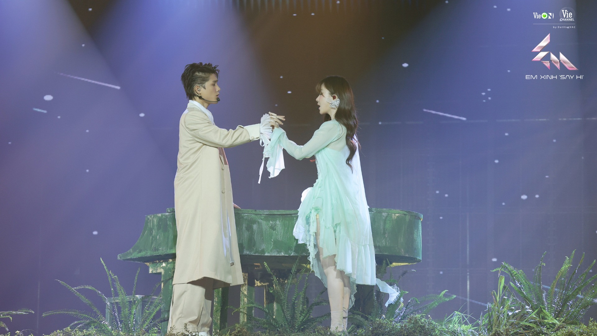 Hậu trường Em xinh: Tăng Duy Tân dành lời yêu cho Bích Phương- Ảnh 7. Hậu trường Em xinh: Tăng Duy Tân dành lời yêu cho Bích Phương- Ảnh 7.