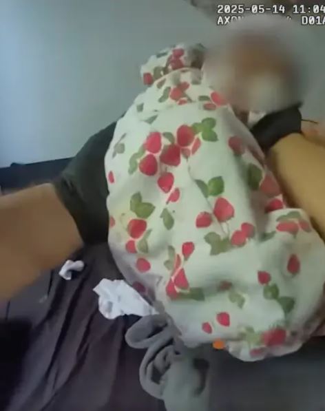 Đột nhập căn nhà đóng kín, sốc nặng khi phát hiện bé sơ sinh hấp hối bên người mẹ đã tử vong- Ảnh 1. Đột nhập căn nhà đóng kín, sốc nặng khi phát hiện bé sơ sinh hấp hối bên người mẹ đã tử vong- Ảnh 1.