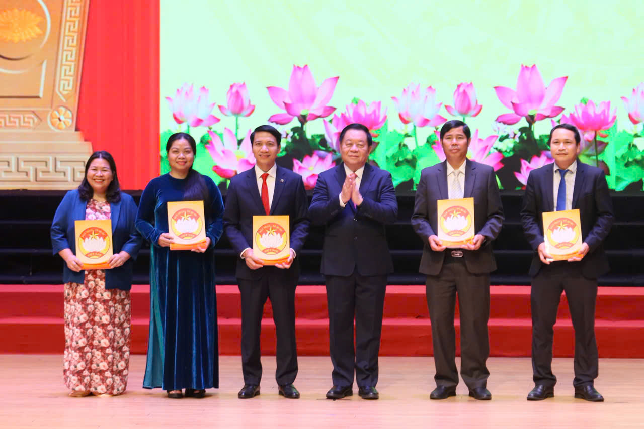 Công bố các nghị quyết, quyết định sáp nhập, thành lập tỉnh Gia Lai mới- Ảnh 8. Công bố các nghị quyết, quyết định sáp nhập, thành lập tỉnh Gia Lai mới- Ảnh 8.