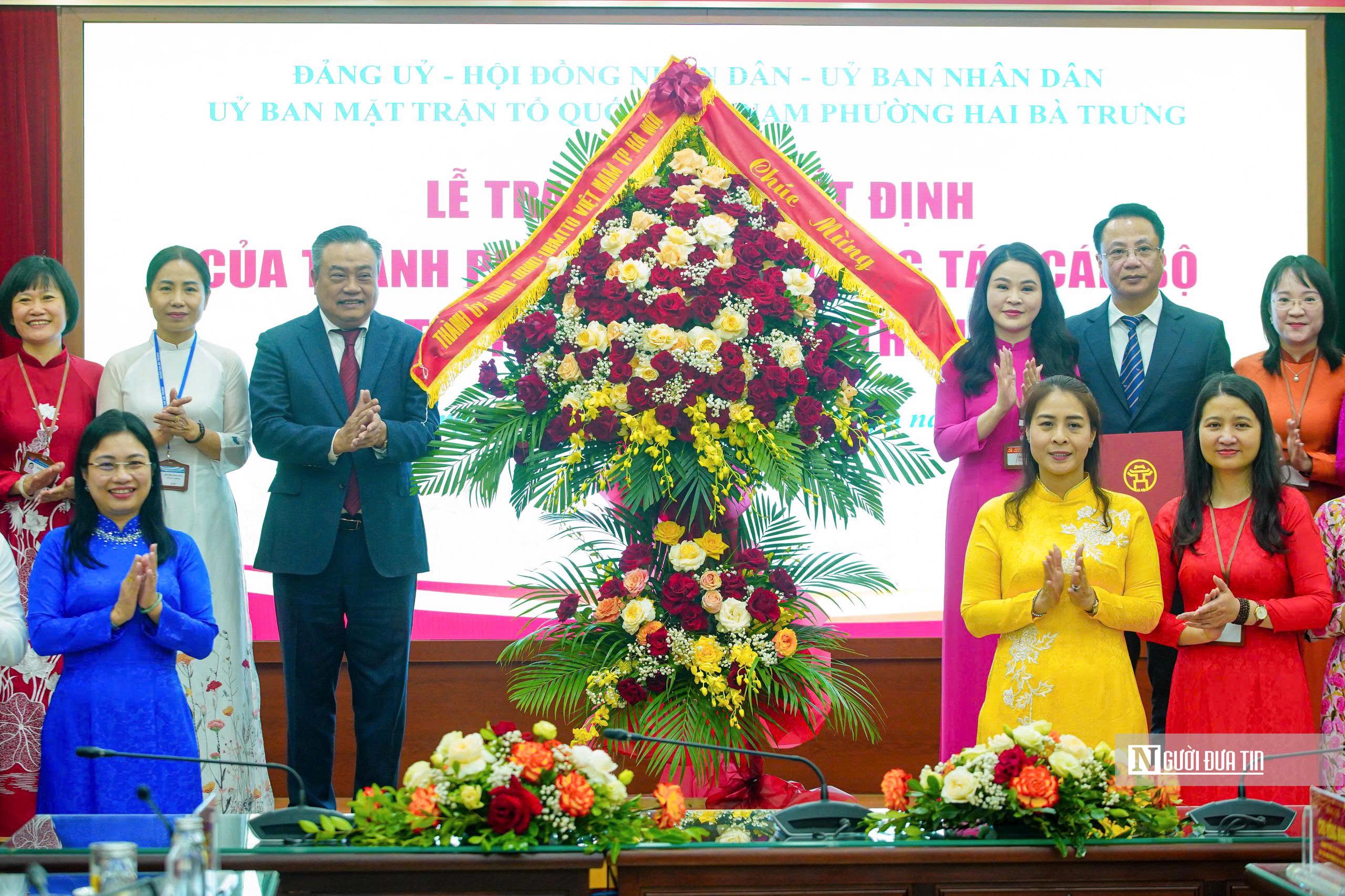 Chủ tịch Hà Nội trao quyết định nhân sự phường mới- Ảnh 12. Chủ tịch Hà Nội trao quyết định nhân sự phường mới- Ảnh 12.