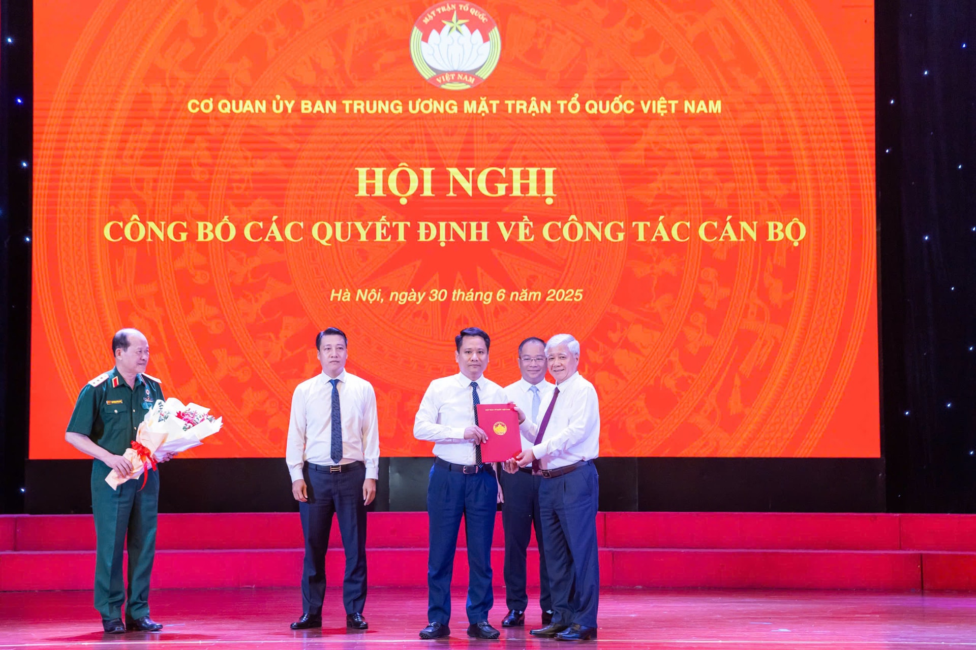 Công bố Quyết định thành lập 19 Ban, đơn vị Cơ quan UBTƯ MTTQ Việt Nam- Ảnh 8. Công bố Quyết định thành lập 19 Ban, đơn vị Cơ quan UBTƯ MTTQ Việt Nam- Ảnh 8.