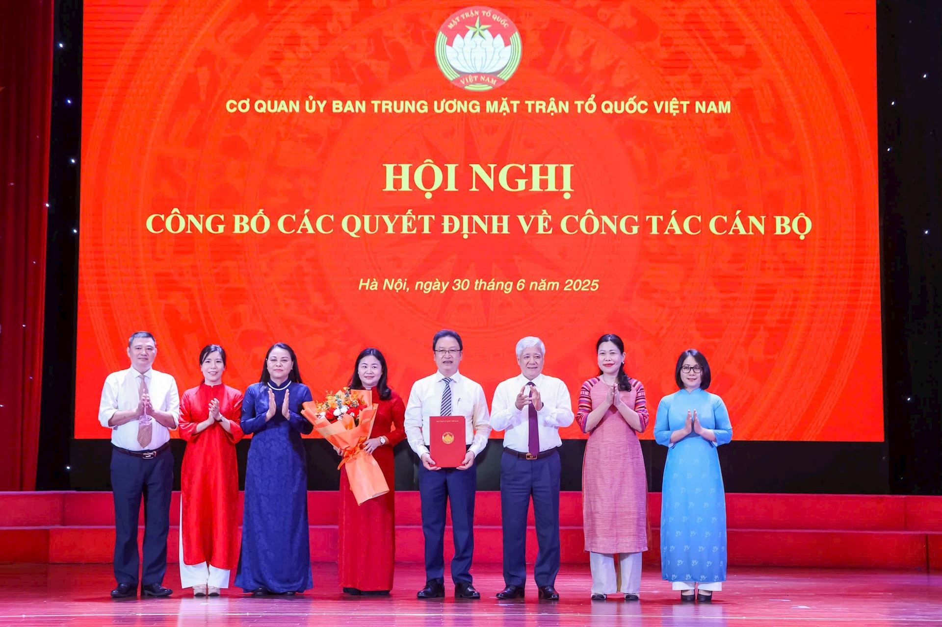 Công bố Quyết định thành lập 19 Ban, đơn vị Cơ quan UBTƯ MTTQ Việt Nam- Ảnh 3. Công bố Quyết định thành lập 19 Ban, đơn vị Cơ quan UBTƯ MTTQ Việt Nam- Ảnh 3.
