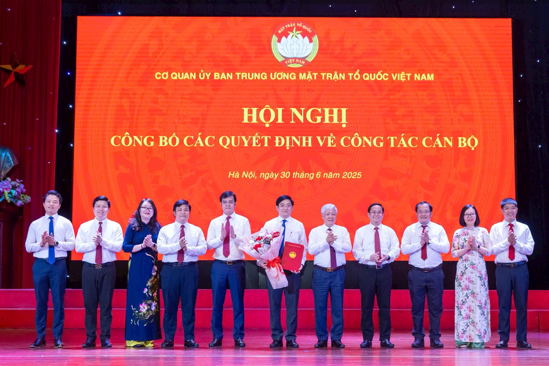 Công bố Quyết định thành lập 19 Ban, đơn vị Cơ quan UBTƯ MTTQ Việt Nam- Ảnh 7. Công bố Quyết định thành lập 19 Ban, đơn vị Cơ quan UBTƯ MTTQ Việt Nam- Ảnh 7.