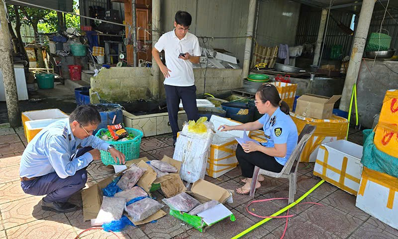 Phát hiện gần 270kg thực phẩm không rõ nguồn gốc tại một hộ kinh doanh- Ảnh 1. Phát hiện gần 270kg thực phẩm không rõ nguồn gốc tại một hộ kinh doanh- Ảnh 1.