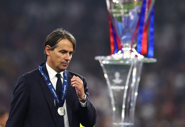 Simone Inzaghi từ chức huấn luyện viên trưởng của Inter Milan sau thất bại ở trận chung kết Champions League. Simone Inzaghi từ chức huấn luyện viên trưởng của Inter Milan sau thất bại ở trận chung kết Champions League.