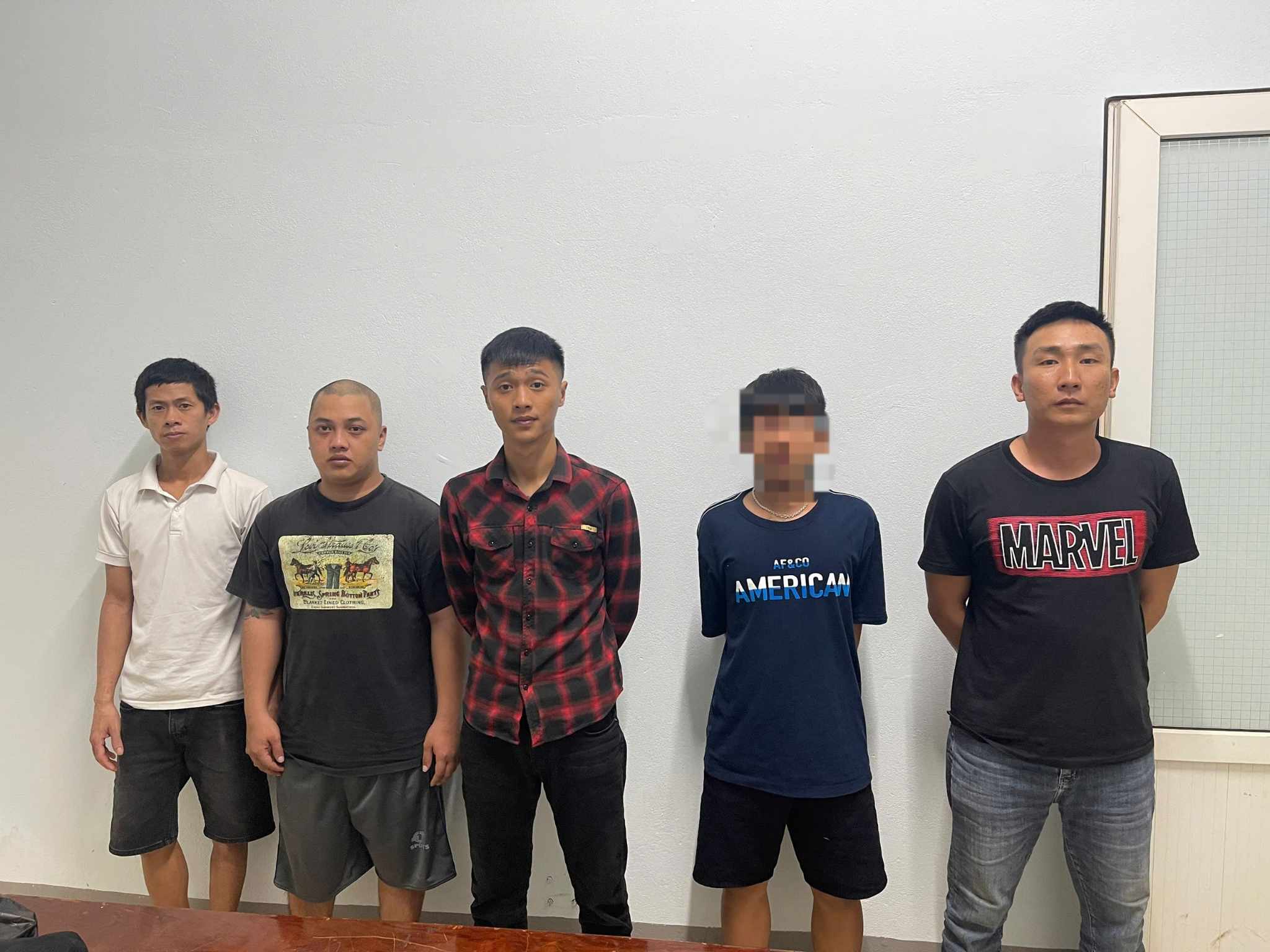 Bắt khẩn cấp 2 đối tượng trong vụ hỗn chiến trước cổng Bệnh viện Đa khoa vùng Tây Nguyên- Ảnh 2. Bắt khẩn cấp 2 đối tượng trong vụ hỗn chiến trước cổng Bệnh viện Đa khoa vùng Tây Nguyên- Ảnh 2.