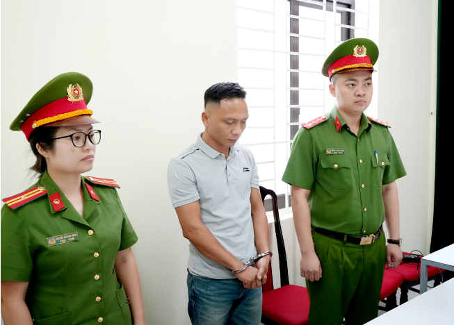 Khởi tố, bắt tạm giam kẻ buôn hàng cấm - Ảnh 1. Khởi tố, bắt tạm giam kẻ buôn hàng cấm - Ảnh 1.