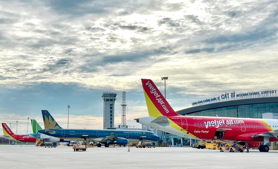 Nhu cầu ở và đầu tư tăng cấp, BĐS Hải An ngày càng đa diện- Ảnh 2. Airplanes parked at an airport AI-generated content may be incorrect.