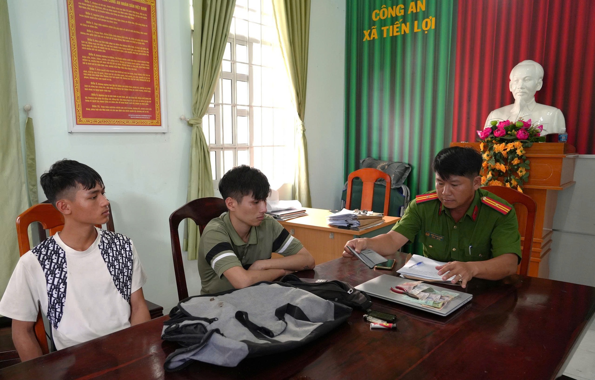 2 đối tượng tuổi teen sa lưới sau vụ trộm tài sản táo tợn lúc nửa đêm- Ảnh 1. 2 đối tượng tuổi teen sa lưới sau vụ trộm tài sản táo tợn lúc nửa đêm- Ảnh 1.