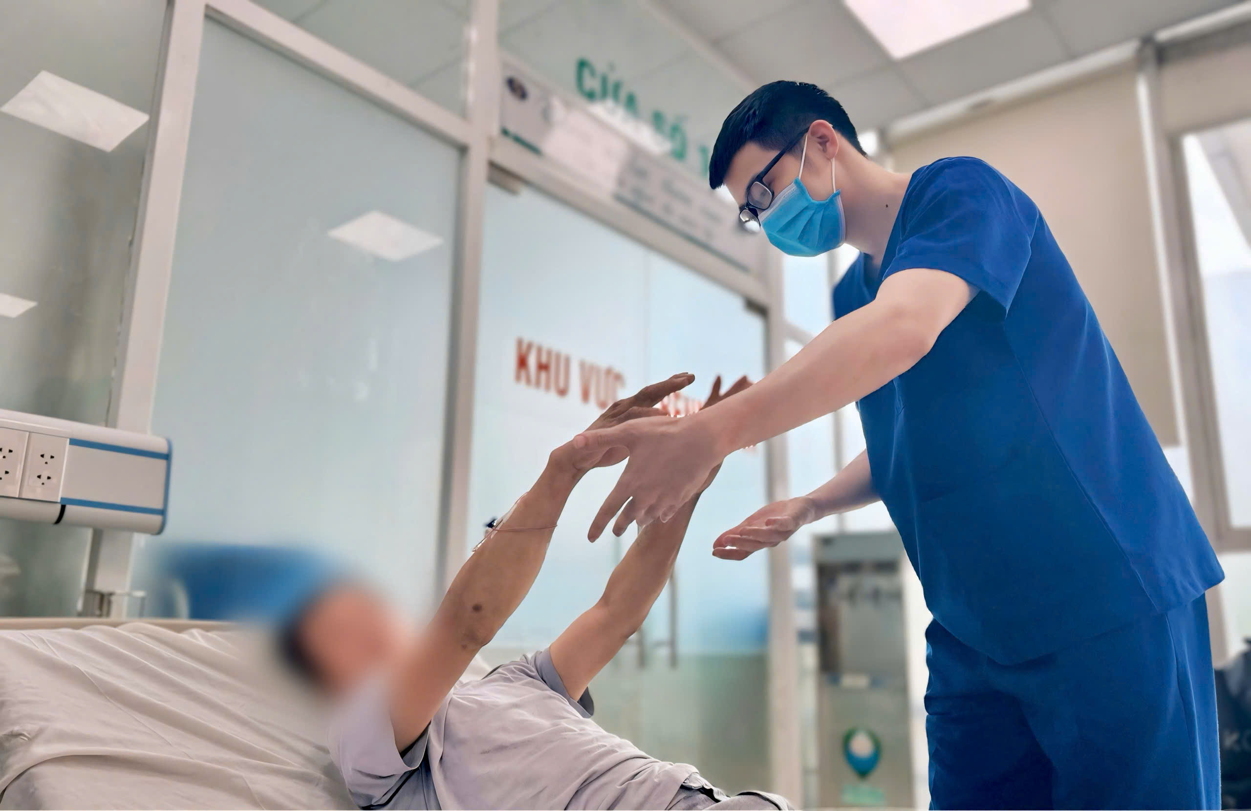 Sốc nhiệt vì làm việc giữa nắng gay gắt, nam thợ xây hôn mê, suýt mất mạng- Ảnh 1. Sốc nhiệt vì làm việc giữa nắng gay gắt, nam thợ xây hôn mê, suýt mất mạng- Ảnh 1.