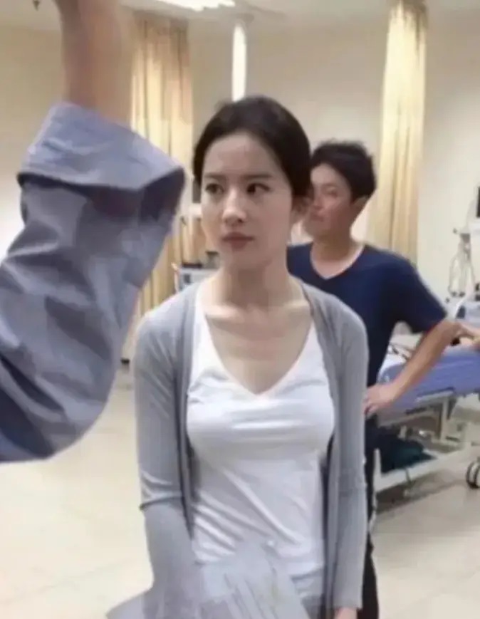 Lưu Diệc Phi gây sốt với nhan sắc mộc mạc, giản dị đời thường. Lưu Diệc Phi gây sốt với nhan sắc mộc mạc, giản dị đời thường.