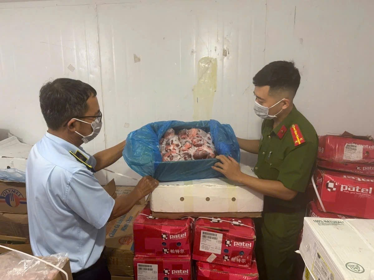 Phát hiện hơn 3,9 tấn thực phẩm không rõ nguồn gốc tại một công ty ở Quảng Bình- Ảnh 1. Phát hiện hơn 3,9 tấn thực phẩm không rõ nguồn gốc tại một công ty ở Quảng Bình- Ảnh 1.
