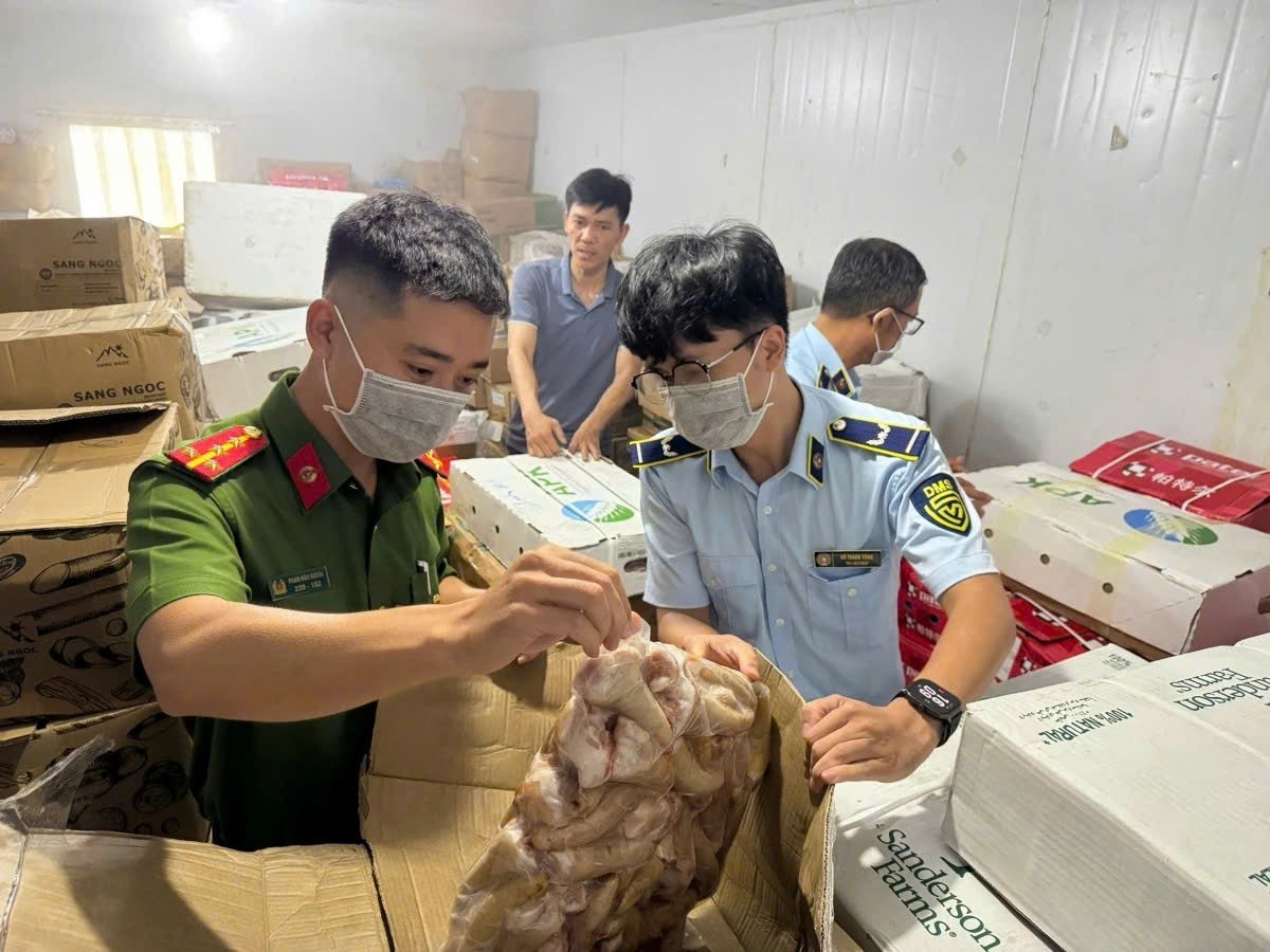 Phát hiện hơn 3,9 tấn thực phẩm không rõ nguồn gốc tại một công ty ở Quảng Bình- Ảnh 2. Phát hiện hơn 3,9 tấn thực phẩm không rõ nguồn gốc tại một công ty ở Quảng Bình- Ảnh 2.