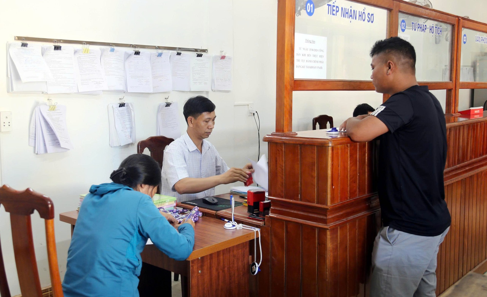 Quảng Bình giải quyết nhanh chóng thủ tục hành chính trong giai đoạn sáp nhập- Ảnh 1.