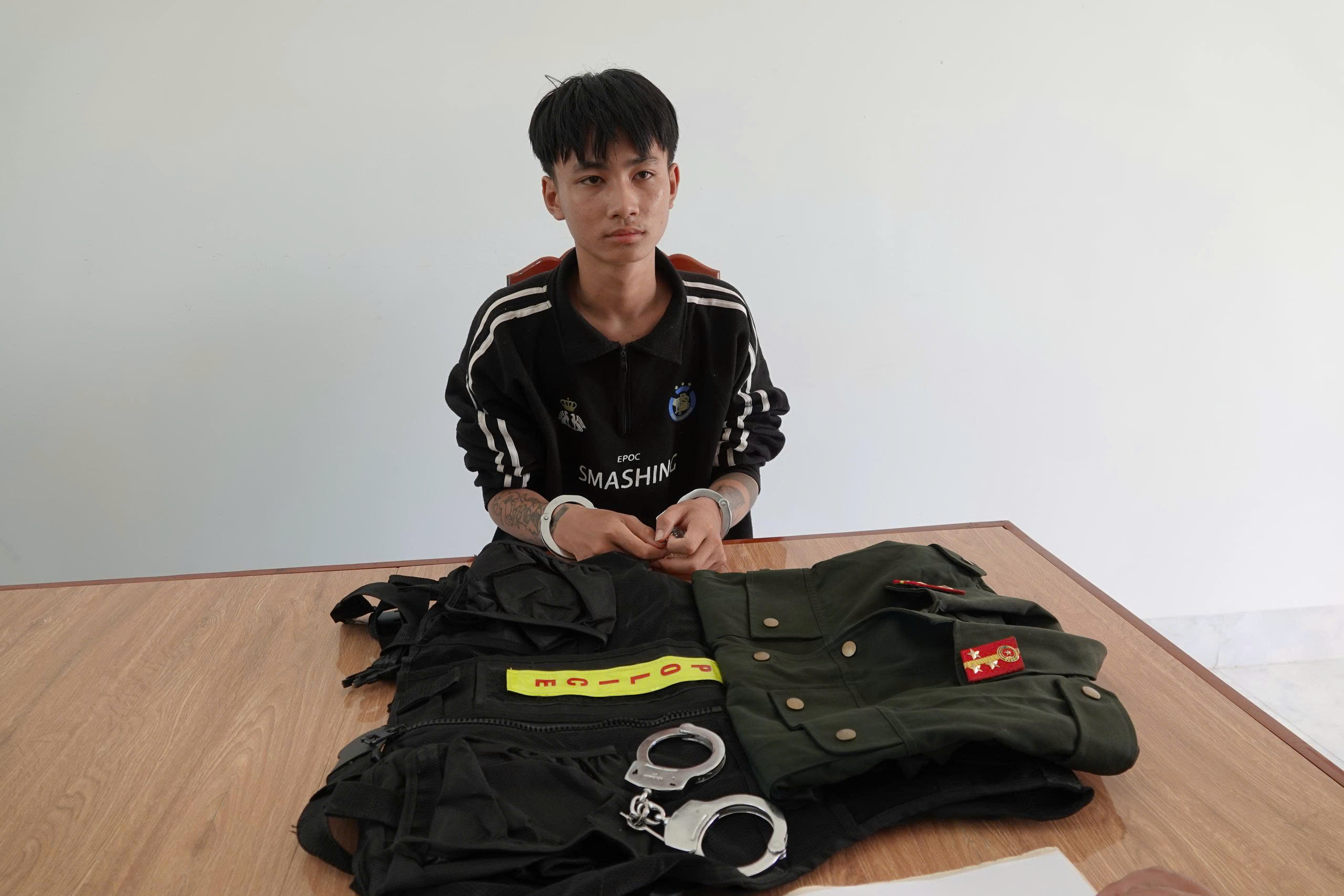 Bắt thêm nghi phạm giả danh công an, cưỡng đoạt tiền của người đi đường ở Bình Thuận- Ảnh 2. Bắt thêm nghi phạm giả danh công an, cưỡng đoạt tiền của người đi đường ở Bình Thuận- Ảnh 2.