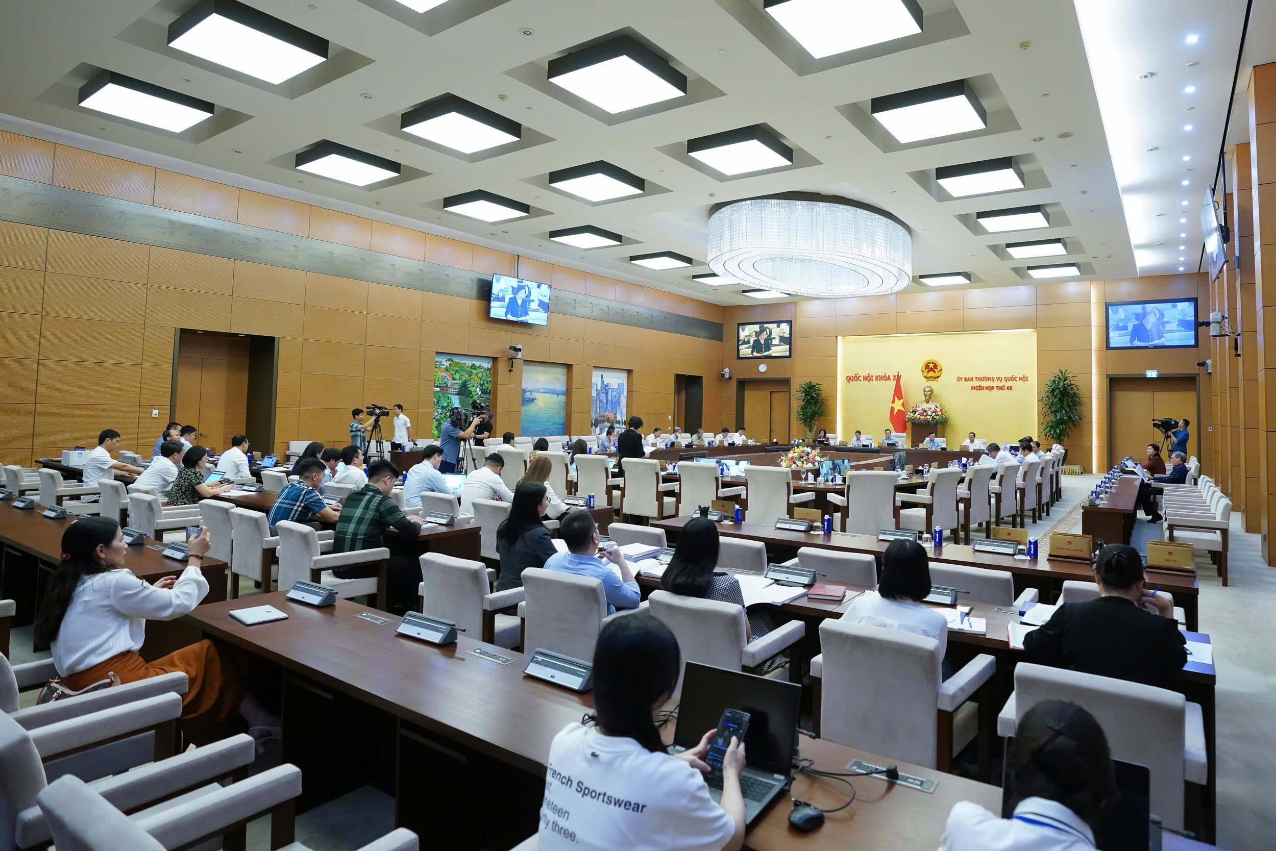 Thông qua nguyên tắc sắp xếp cấp xã, Bộ trưởng Bộ Nội vụ xúc động nghẹn ngào- Ảnh 1.