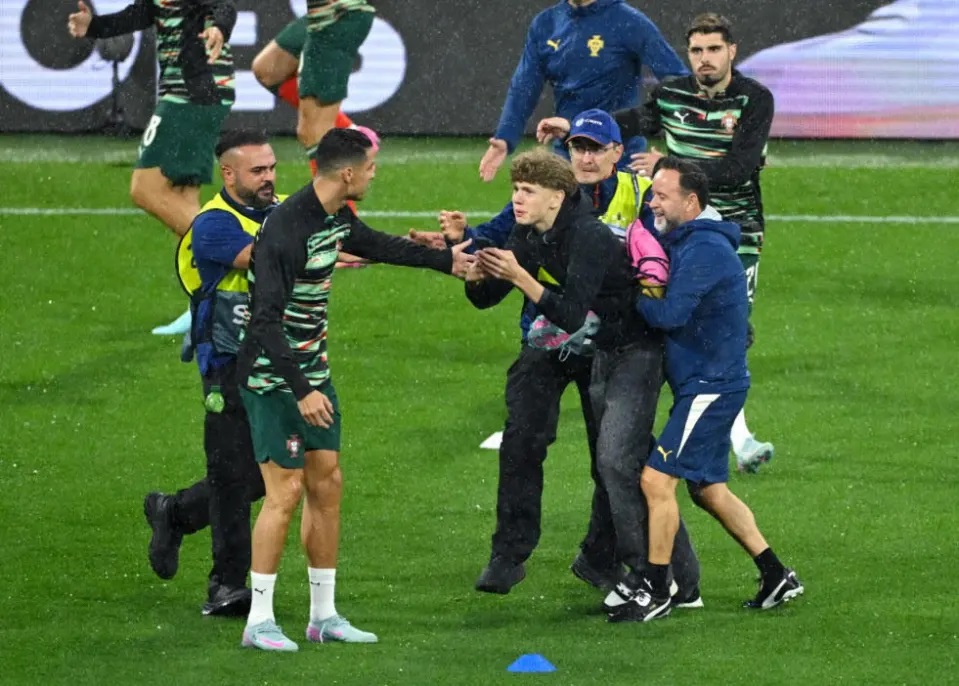 Ronaldo lúc đầu tỏ ra sốc nhưng sau đó đã hành động để làm dịu tình hình. Ronaldo lúc đầu tỏ ra sốc nhưng sau đó đã hành động để làm dịu tình hình.
