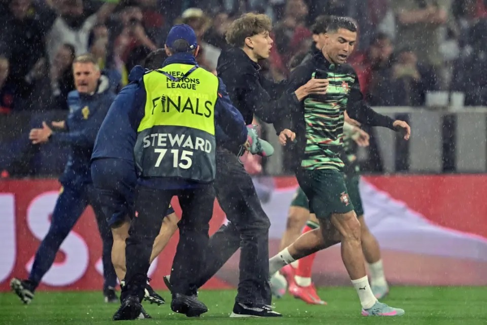 Ronaldo bất ngờ bị fan tiếp cận đòi chụp ảnh. Ronaldo bất ngờ bị fan tiếp cận đòi chụp ảnh.