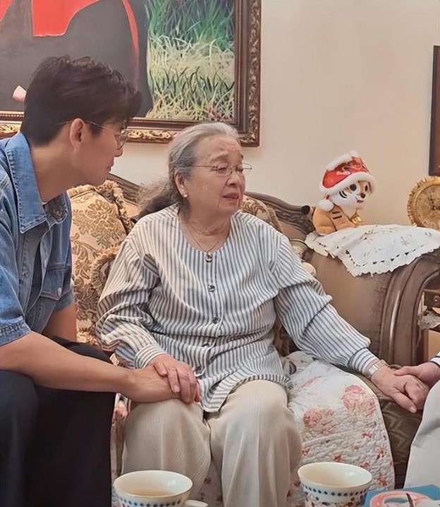 Tuổi U90 của người bị ghét nhất trong Hoàn Châu Cách Cách, hiện ra sao?- Ảnh 9. Tuổi U90 của người bị ghét nhất trong Hoàn Châu Cách Cách, hiện ra sao?- Ảnh 9.
