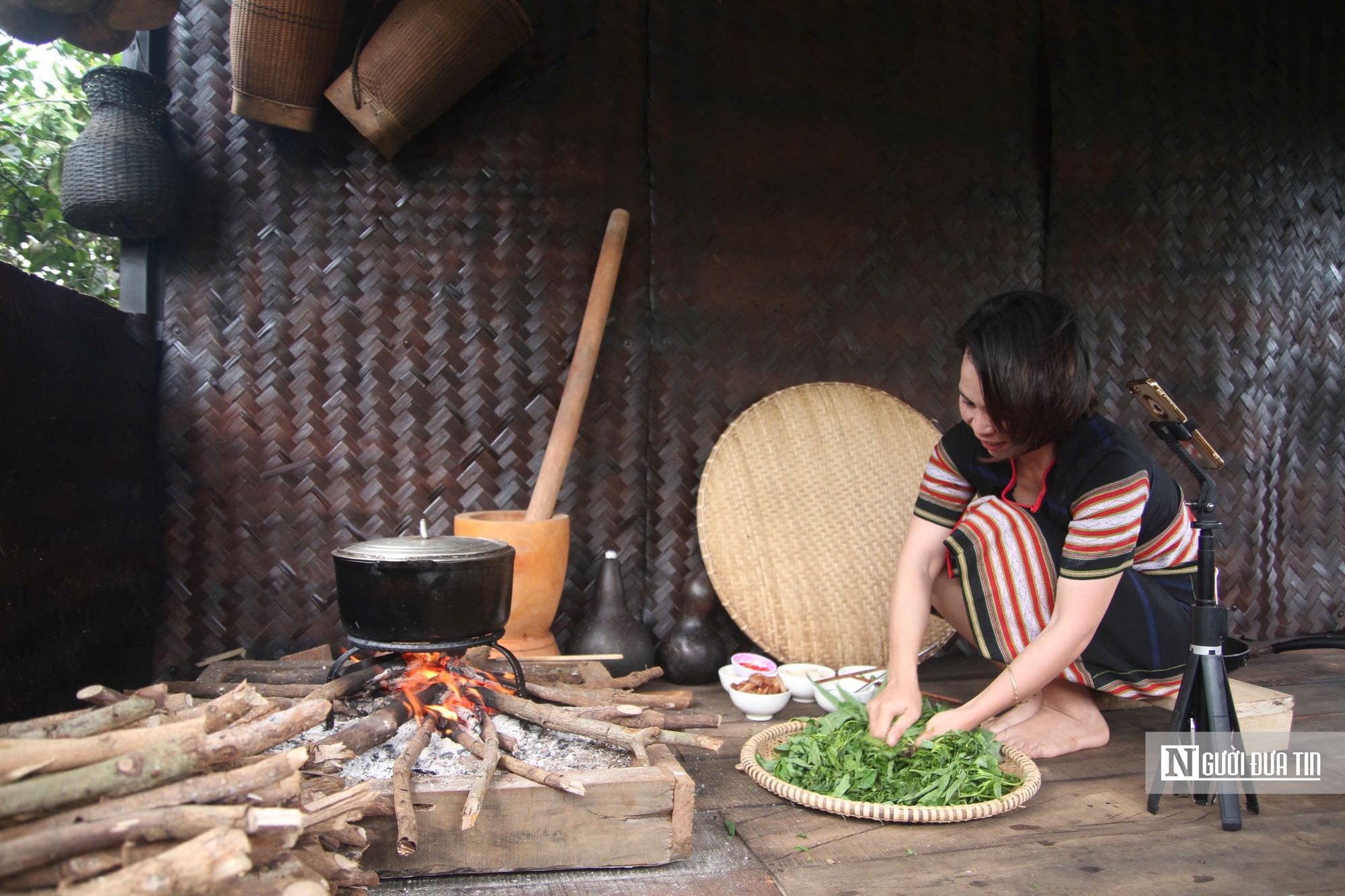 Cô gái Jrai “gói” hương vị núi rừng vào những clip triệu view- Ảnh 1. Cô gái Jrai “gói” hương vị núi rừng vào những clip triệu view- Ảnh 1.
